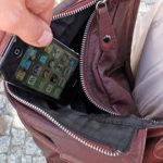 Detenidos dos jóvenes por robarle el móvil a una mujer